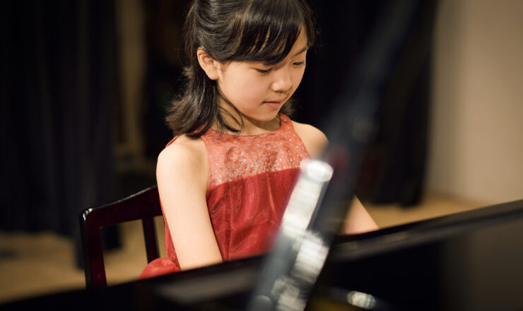 ピアノを演奏する女の子
